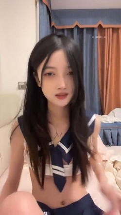高颜值顶级校花女神「小蝴蝶会飞」瘦瘦的高挑身材，白丝美腿，腿控福音，才20岁就能如此风骚 截图7
