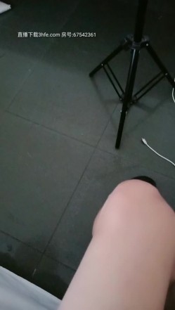 美女集中营〖群女战火〗美女们都在玩手机 粗屌哥性欲高涨随便拉过一个无套就开操 内射玩再干另一个 高清源码录制 截图2