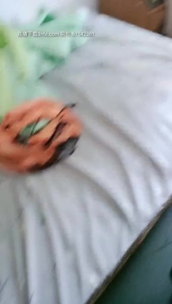 美女集中营〖群女战火〗美女们都在玩手机 粗屌哥性欲高涨随便拉过一个无套就开操 内射玩再干另一个 高清源码录制 截图5