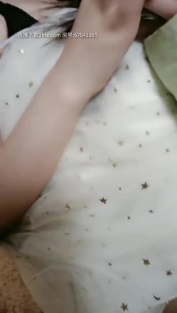 美女集中营〖群女战火〗美女们都在玩手机 粗屌哥性欲高涨随便拉过一个无套就开操 内射玩再干另一个 高清源码录制 截图6