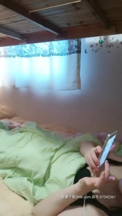 美女集中营〖群女战火〗美女们都在玩手机 粗屌哥性欲高涨随便拉过一个无套就开操 内射玩再干另一个 高清源码录制 截图9