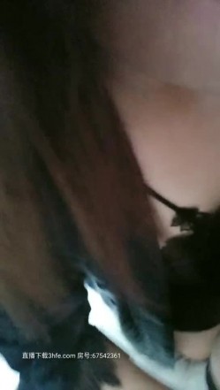 美女集中营〖群女战火〗美女们都在玩手机 粗屌哥性欲高涨随便拉过一个无套就开操 内射玩再干另一个 高清源码录制 截图15
