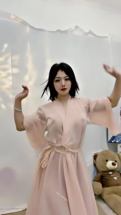青春无敌，抖音风艺校美少女【杨晓花】定制福利，露脸露点，各种热门BGM裸舞 截图2