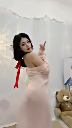 青春无敌，抖音风艺校美少女【杨晓花】定制福利，露脸露点，各种热门BGM裸舞 截图10