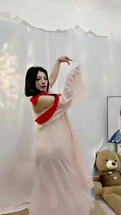 青春无敌，抖音风艺校美少女【杨晓花】定制福利，露脸露点，各种热门BGM裸舞 截图15