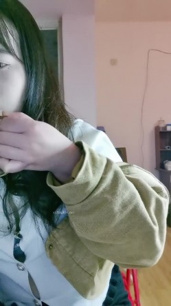 新人，极品良家小少妇，【衣不染尘】，家中独居无聊，喝点酒醉了，各种道具自慰 截图2
