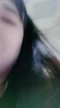 新人，极品良家小少妇，【衣不染尘】，家中独居无聊，喝点酒醉了，各种道具自慰 截图9