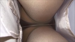【裙底 ️春光乍泄】抄底各路高质量空姐乘务员 白皙大长腿诱人丝袜 骚丁豹纹白窄五花八门 饱满阴皁腿都够玩一年 截图9