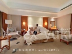 推特40万粉丝D奶肥臀骚母狗「Sexy_Yuki」999元付费福利，高跟丝袜情趣吊带内衣，富豪的调教肉便器 截图5