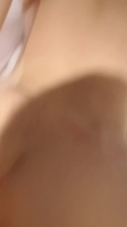 这骚货老是幻想被后入，垂涎欲滴的酮体，白皙丰腴，‘你这么骚，那些男人爱玩你么’，嗯，‘你喜欢吃那些男人鸡巴’！ 截图7