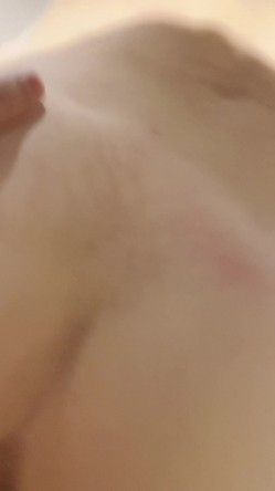 这骚货老是幻想被后入，垂涎欲滴的酮体，白皙丰腴，‘你这么骚，那些男人爱玩你么’，嗯，‘你喜欢吃那些男人鸡巴’！ 截图8