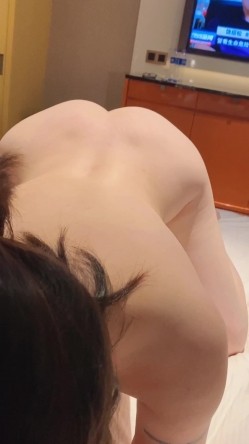这骚货老是幻想被后入，垂涎欲滴的酮体，白皙丰腴，‘你这么骚，那些男人爱玩你么’，嗯，‘你喜欢吃那些男人鸡巴’！ 截图11