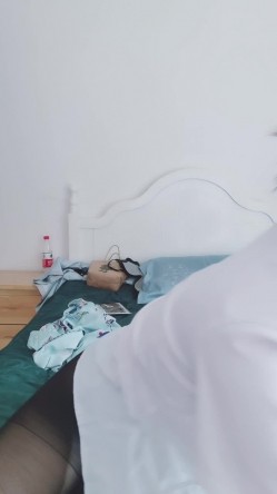颜值不错的白虎小骚妻开档黑丝诱惑，道具抽插骚穴给大哥舔弄大鸡巴，让大哥床上床下爆草蹂躏，无套直接内射 截图14