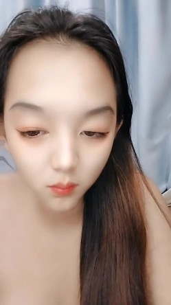 有点像小明星的心怡宝宝全程露脸跟狼友互动撩骚，初次下海精彩小秀，揉奶玩逼掰开给狼友看特写淫声荡语不断 截图1