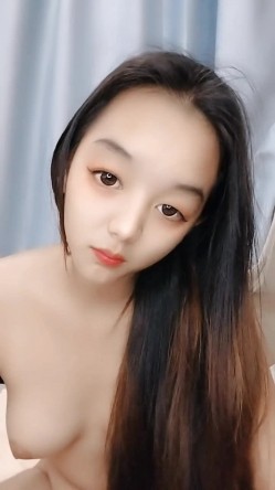 有点像小明星的心怡宝宝全程露脸跟狼友互动撩骚，初次下海精彩小秀，揉奶玩逼掰开给狼友看特写淫声荡语不断 截图5