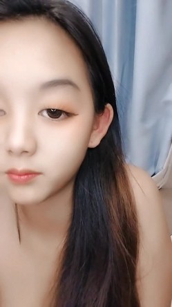 有点像小明星的心怡宝宝全程露脸跟狼友互动撩骚，初次下海精彩小秀，揉奶玩逼掰开给狼友看特写淫声荡语不断 截图8