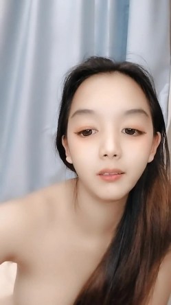 有点像小明星的心怡宝宝全程露脸跟狼友互动撩骚，初次下海精彩小秀，揉奶玩逼掰开给狼友看特写淫声荡语不断 截图14