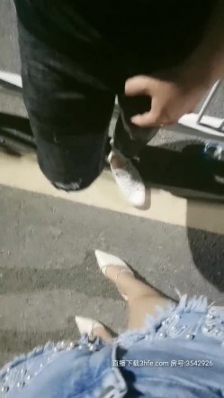 嗲嗲的美乳小奶猫骚爆炸天 勾搭两兄弟午夜玩车震 无套骑乘玩的美乳乱颤 安全期顶操内射后另一个接着操 截图1