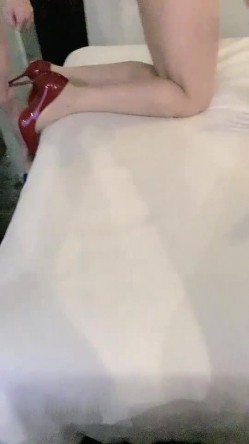 颜值不错骚气少妇开房两男两女多P大战 口交后入上位骑乘大力猛操开裆丝袜 截图1