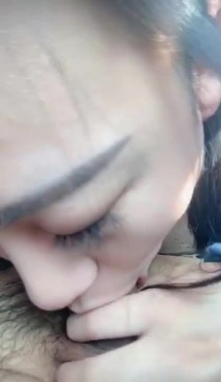 长春媳妇，外出游玩，在车里就受不了，说要吃鸡、拿玩具自慰，小穴的淫水慢慢多了起来！ 截图4