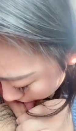 长春媳妇，外出游玩，在车里就受不了，说要吃鸡、拿玩具自慰，小穴的淫水慢慢多了起来！ 截图7