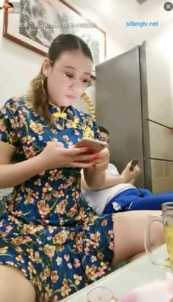 【熟女控】旗袍阿姨，3男一女淫乱客厅，风趣不失骚味，’你不戴套，以后大家都不戴了，指不定是谁的种咧‘，中途拔套，内射好多精液！ 截图1