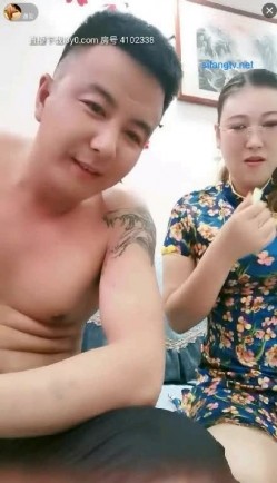 【熟女控】旗袍阿姨，3男一女淫乱客厅，风趣不失骚味，’你不戴套，以后大家都不戴了，指不定是谁的种咧‘，中途拔套，内射好多精液！ 截图2