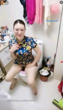 【熟女控】旗袍阿姨，3男一女淫乱客厅，风趣不失骚味，’你不戴套，以后大家都不戴了，指不定是谁的种咧‘，中途拔套，内射好多精液！ 截图3