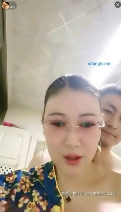 【熟女控】旗袍阿姨，3男一女淫乱客厅，风趣不失骚味，’你不戴套，以后大家都不戴了，指不定是谁的种咧‘，中途拔套，内射好多精液！ 截图5