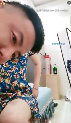 【熟女控】旗袍阿姨，3男一女淫乱客厅，风趣不失骚味，’你不戴套，以后大家都不戴了，指不定是谁的种咧‘，中途拔套，内射好多精液！ 截图6