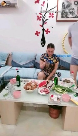 【熟女控】旗袍阿姨，3男一女淫乱客厅，风趣不失骚味，’你不戴套，以后大家都不戴了，指不定是谁的种咧‘，中途拔套，内射好多精液！ 截图7