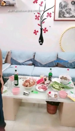 【熟女控】旗袍阿姨，3男一女淫乱客厅，风趣不失骚味，’你不戴套，以后大家都不戴了，指不定是谁的种咧‘，中途拔套，内射好多精液！ 截图8