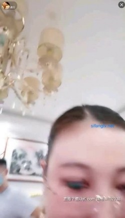 【熟女控】旗袍阿姨，3男一女淫乱客厅，风趣不失骚味，’你不戴套，以后大家都不戴了，指不定是谁的种咧‘，中途拔套，内射好多精液！ 截图10