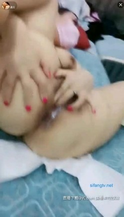 【熟女控】旗袍阿姨，3男一女淫乱客厅，风趣不失骚味，’你不戴套，以后大家都不戴了，指不定是谁的种咧‘，中途拔套，内射好多精液！ 截图15