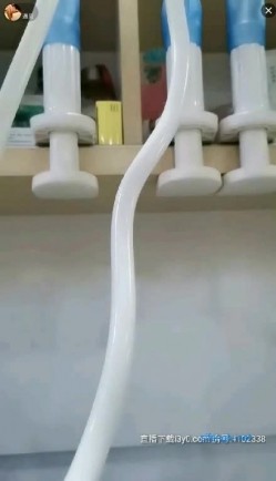 【熟女控】旗袍阿姨，3男一女淫乱客厅，风趣不失骚味，’你不戴套，以后大家都不戴了，指不定是谁的种咧‘，中途拔套，内射好多精液！ 截图16
