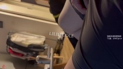 专泡良家大神『LILILICOLE』翘臀骚货一边穿着高跟黑丝一边女上摇摆，只需躺着据能享受全自动炮架服务 截图1