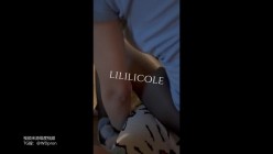 专泡良家大神『LILILICOLE』翘臀骚货一边穿着高跟黑丝一边女上摇摆，只需躺着据能享受全自动炮架服务 截图11