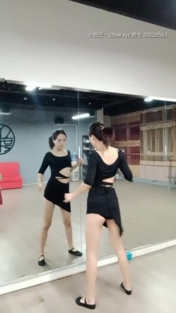 舞蹈教练，豪放不拘束的健身房，各种劲舞嗨起来，被网友们勾引发骚得不行，脱掉内裤下面已经湿漉漉了！ 截图1