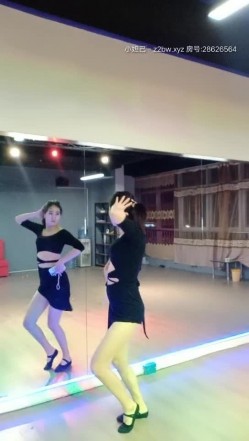 舞蹈教练，豪放不拘束的健身房，各种劲舞嗨起来，被网友们勾引发骚得不行，脱掉内裤下面已经湿漉漉了！ 截图2