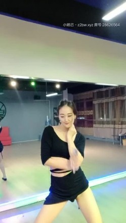 舞蹈教练，豪放不拘束的健身房，各种劲舞嗨起来，被网友们勾引发骚得不行，脱掉内裤下面已经湿漉漉了！ 截图4