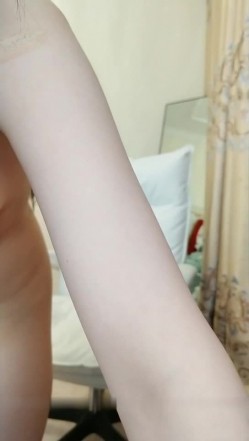 高颜值美乳白虎妹子一男两女啪啪 口交女女舔逼上位骑乘抽插非常诱人 截图16