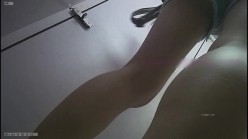 大神潜入大学女厕偷拍舞蹈社团的学妹尿尿换衣 截图7