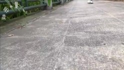 推特上的牛逼露出女神，【邪恶力量】网吧人群中的座位、游戏厅中真空短裙跳舞露B、户外全裸散步 截图14