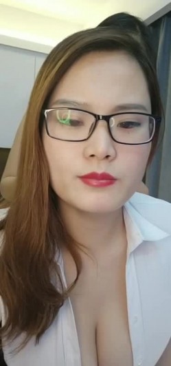 颜值不错骚气大奶眼镜女主播双女秀 性感黑丝互摸舔奶道具摩擦 娇喘呻吟很是诱惑不要错过 截图6