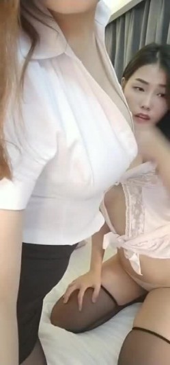 颜值不错骚气大奶眼镜女主播双女秀 性感黑丝互摸舔奶道具摩擦 娇喘呻吟很是诱惑不要错过 截图8