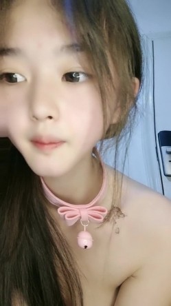 清纯系呆萌美少女！年纪不大超会玩！带上项圈道具自慰，假屌磨蹭骚逼，跳蛋塞入掰穴尿尿 截图16