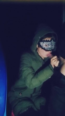 户外美女主播先掰穴自慰 然后给勾搭的小哥口交 接着被后入爆操 截图11
