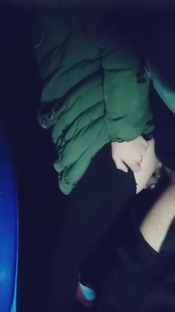 户外美女主播先掰穴自慰 然后给勾搭的小哥口交 接着被后入爆操 截图13