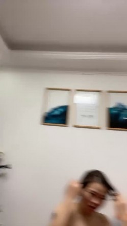 【喝尿母狗】大奶黑逼母狗爱深喉 张嘴接着男主放的尿 最后再放一泡尿在身上 截图10