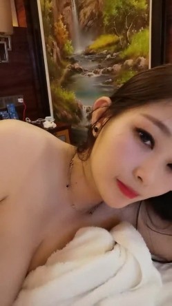 年轻极品女神和炮友的酒店性生活，先互玩69口交，无套啪啪，姿势很多，口爆一嘴，嘴角还有精液流出 截图10